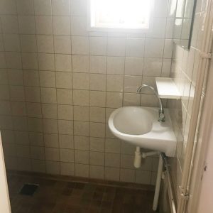 1x aparte douche met wastafel en spiegel